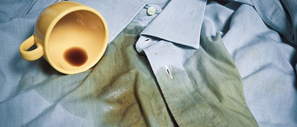 khắc phục quần áo bị bạc màu bằng cà phê