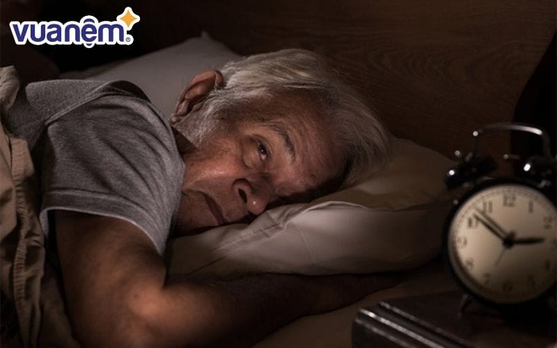 Các nguyên nhân khiến người già bật khóc khi đang ngủ có thể do nhiều yếu tố