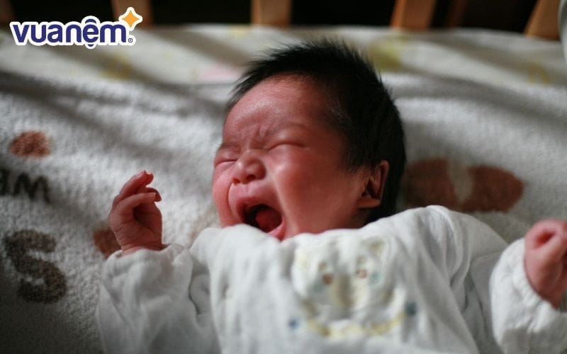 Khóc khi đang ngủ là tình trạng phổ biến ở trẻ em