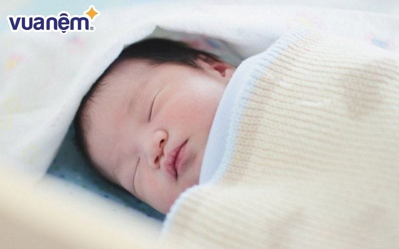 Không nên quấn hay đắp chăn quá dày cho bé