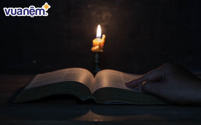 Đọc kinh tối trước khi đi ngủ là một trong những thực hành tâm linh phổ biến trong nhiều tôn giáo