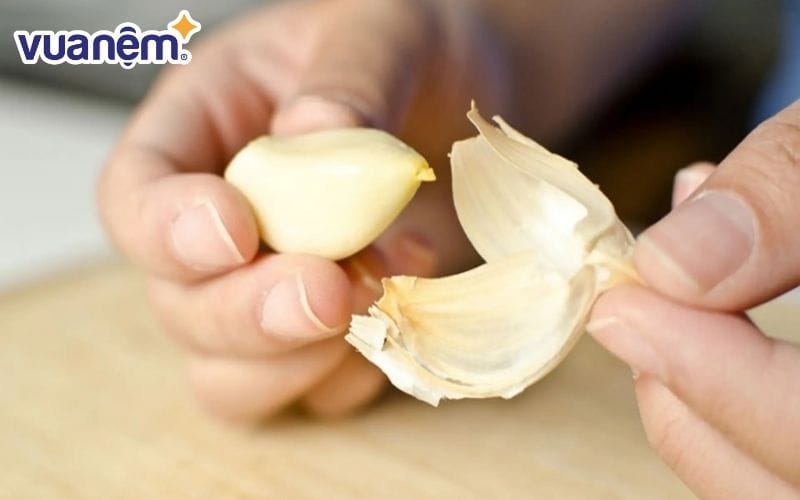 Cách làm tỏi ngâm mật ong tại nhà tương đối đơn giản và nhanh chóng