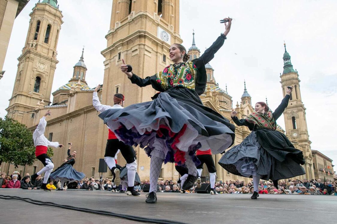 lễ hội Fiesta del Pila vào mùa thu trên thế giới