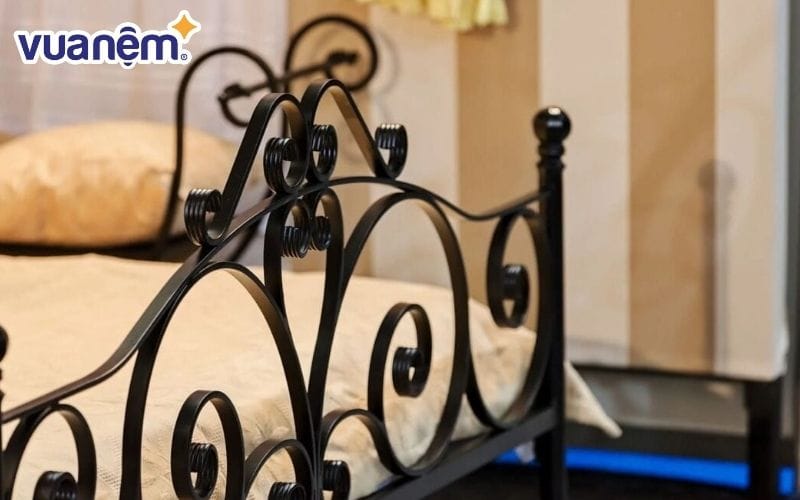 Lý do giường kim loại phát ra tiếng kêu cót két 