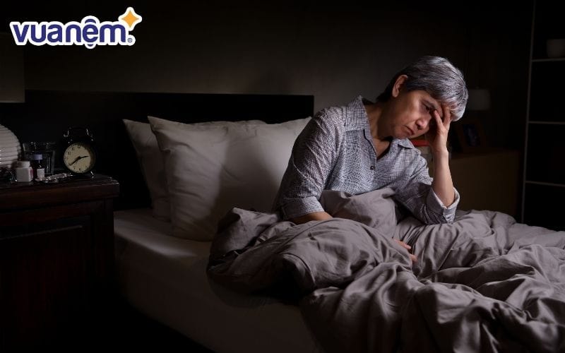 Việc mất ngủ lâu ngày sẽ càng khiến người bệnh rơi vào trạng thái lo lắng
