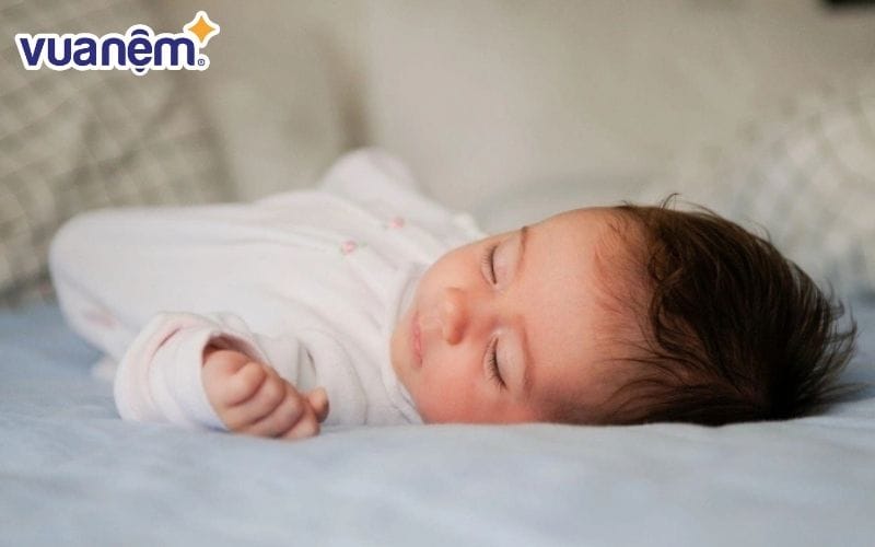 Để đảm bảo an toàn bố mẹ nên cho trẻ nằm ngủ trong nôi với tư thế ngửa