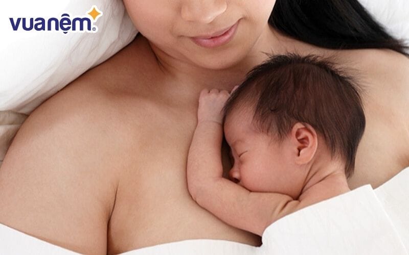 Cho bé nằm ngủ trên ngực có an toàn không - Đây có thể là tư thế tốt nhưng chỉ thực hiện trong thời gian ngắn