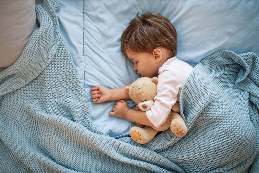Duy trì ngủ trước 11 giờ trong thời gian dài có thể cải thiện chiều cao của trẻ