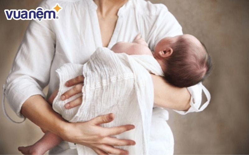 Nhờ người thân hỗ trợ chăm em bé