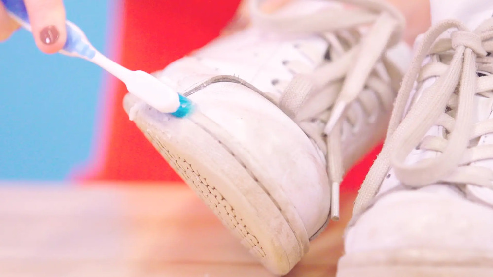 Sử dụng kem đánh răng giúp làm sạch giày hiệu quả