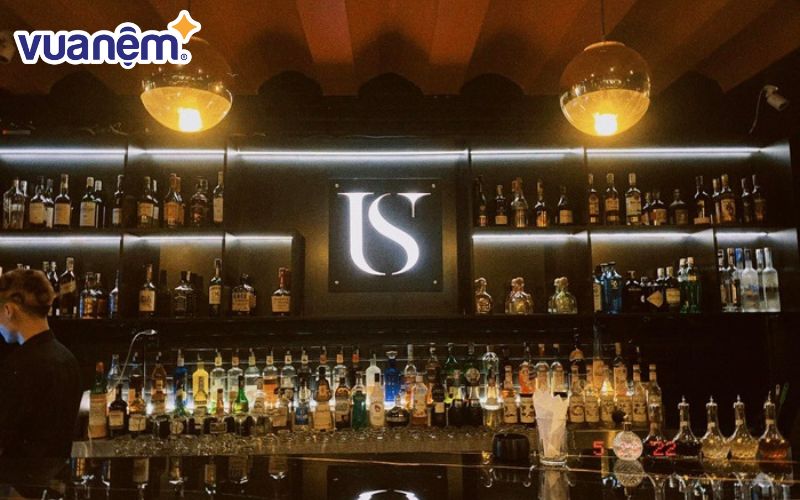 Us có không khí trầm lắng như một hidden bar