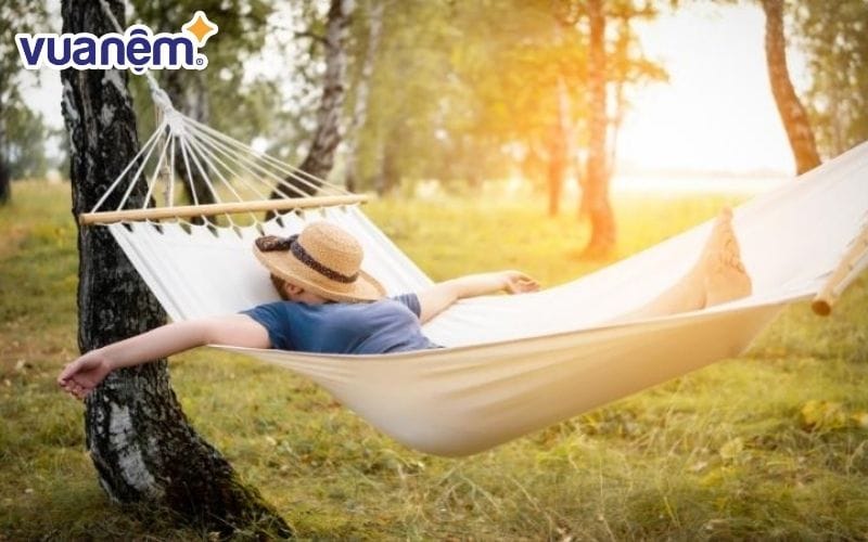 Nằm võng là một trong những cách giúp chúng ta ngủ ngon hơn