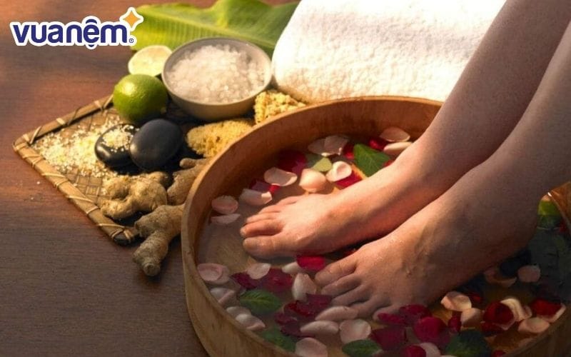 Ngâm chân là một trong những liệu pháp giúp ngủ ngon hiệu quả