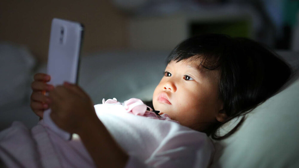 Cho trẻ sử dụng thiết bị điện tử quá nhiều có thể ảnh hưởng nghiêm trọng đến giấc ngủ