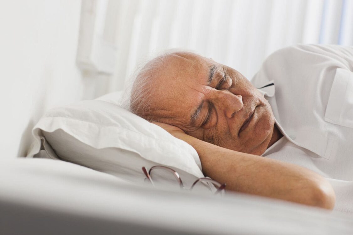 người già bật khóc khi đang ngủ