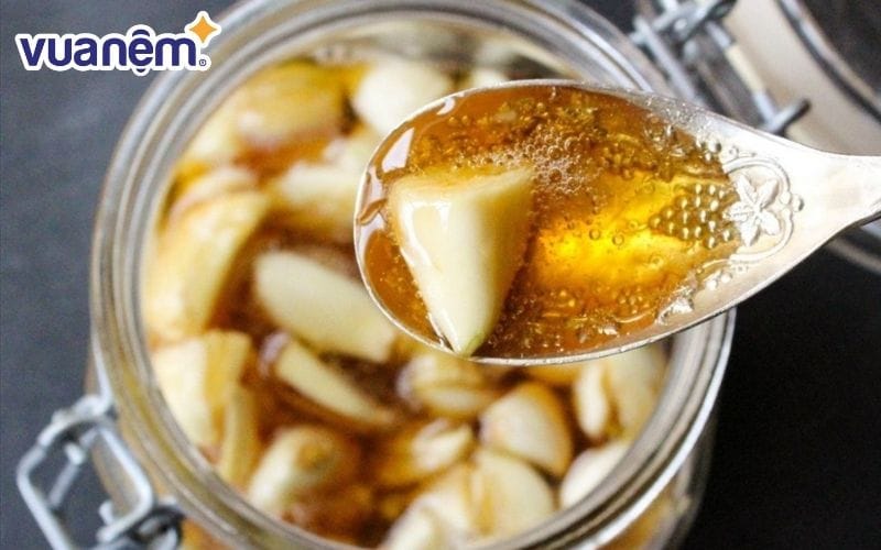 Tỏi ngâm mật ong giúp giảm cholesterol và triglyceride trong máu hiệu quả