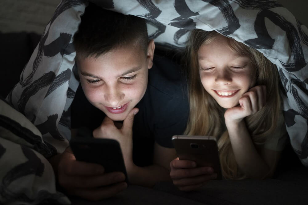Trẻ dùng thiết bị điện tử quá mức cho phép thường có chất lượng giấc ngủ kém