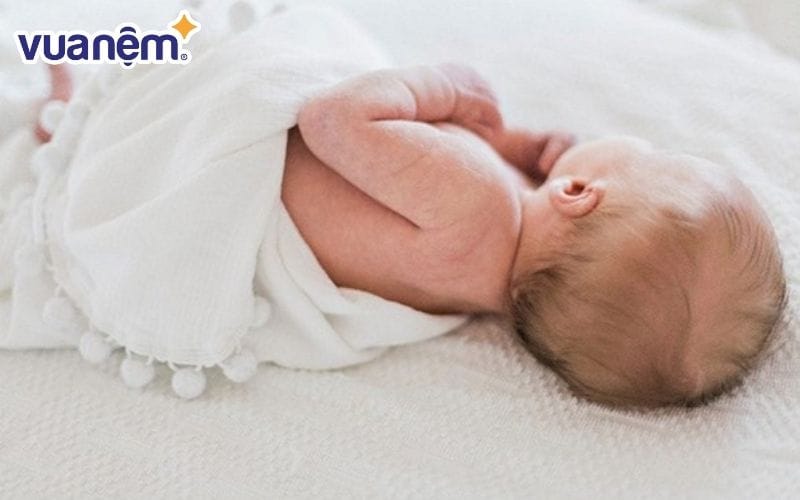 Những tư thế ngủ tốt cho bé - Nằm nghiêng