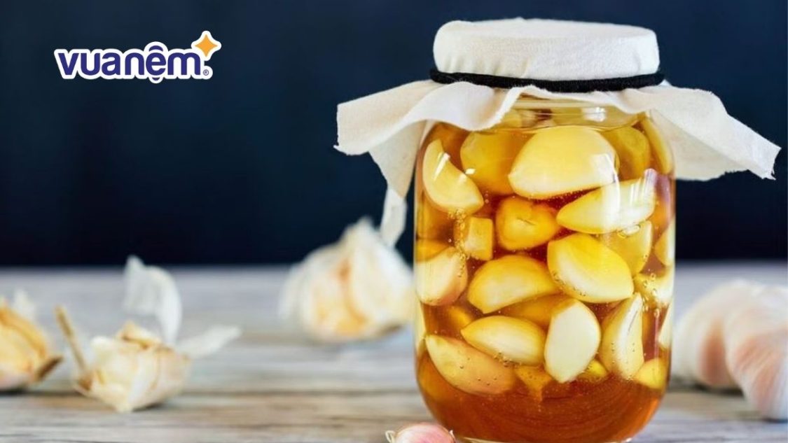 10 Lợi ích khi bất ngờ uống tỏi ngâm mật ong trước khi đi ngủ