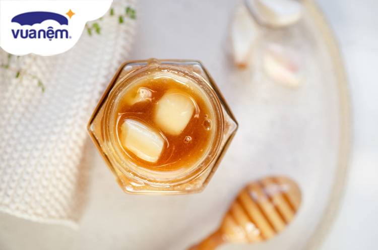 Uống tỏi ngâm mật ong trước khi đi ngủ