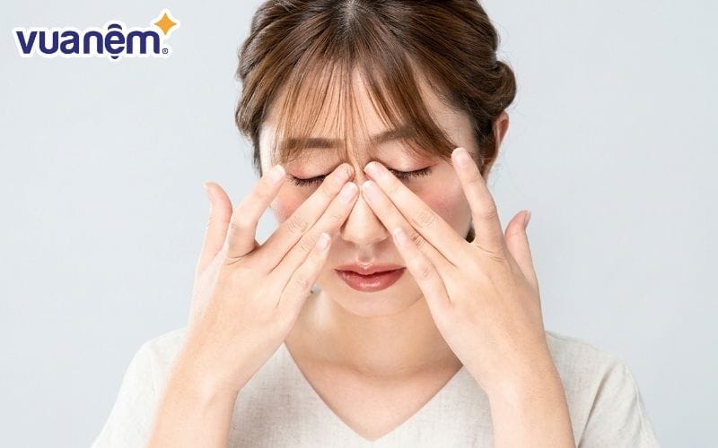 Xoa mắt một cách nhẹ nhàng mỗi sáng giúp mắt sáng hơn