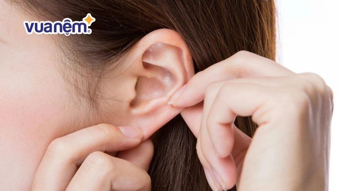 Giải đáp: Xoa tai sau khi thức dậy có tác dụng gì?