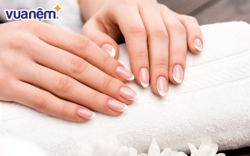 Màu nail trắng sữa tự nhiên và nhẹ nhàng