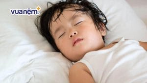 Bé ngủ hay bị ra mồ hôi trộm: Nguyên nhân và cách khắc phục
