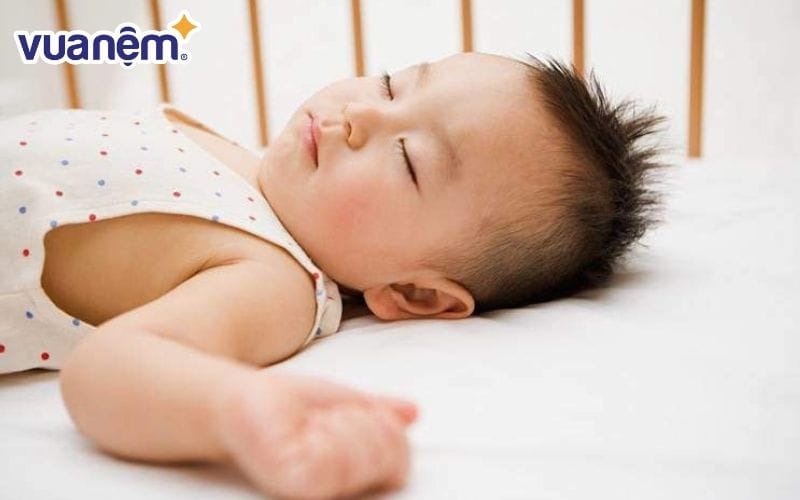 Bé ngủ hay bị ra mồ hôi trộm có thể bé đang bị thiếu vitamin D