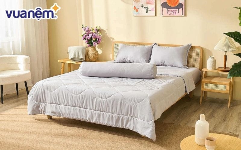 Bộ chăn ga Amando Rina mang phong cách hiện đại với họa tiết dệt nổi tinh tế nhờ kỹ thuật Jacquard