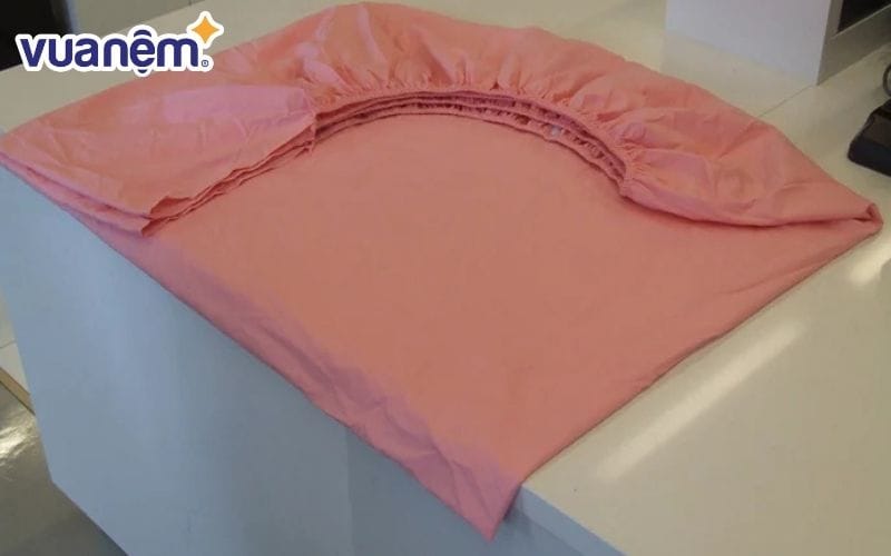 Cách gấp ga giường bọc chun