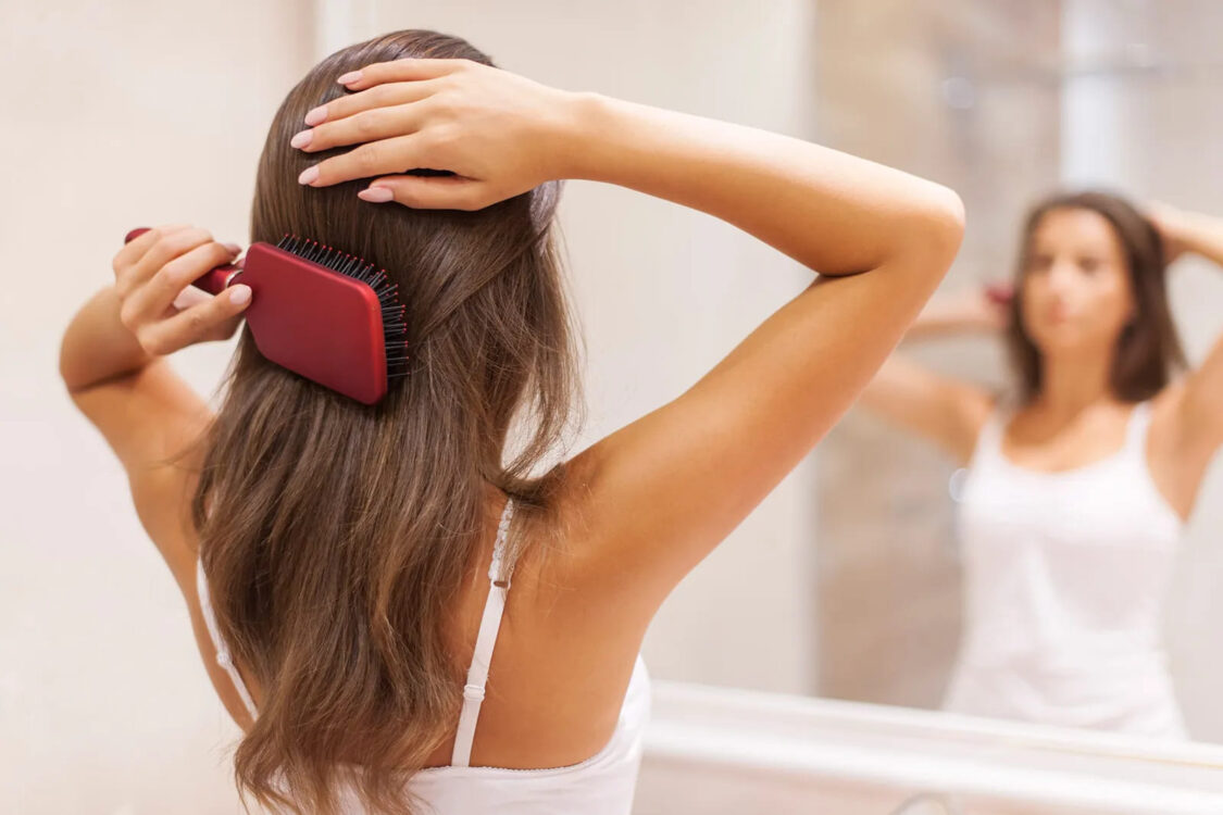 cách giữ tóc duỗi khi ngủ bằng cách chải tóc trước khi ngủ