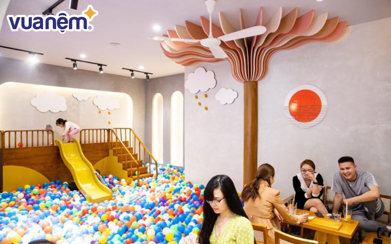 Quán Play Cafe có khu vui chơi riêng cho trẻ rất đẹp