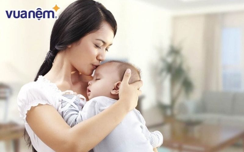 Cho bé mặc quần áo mỏng, thấm hút mồ hôi