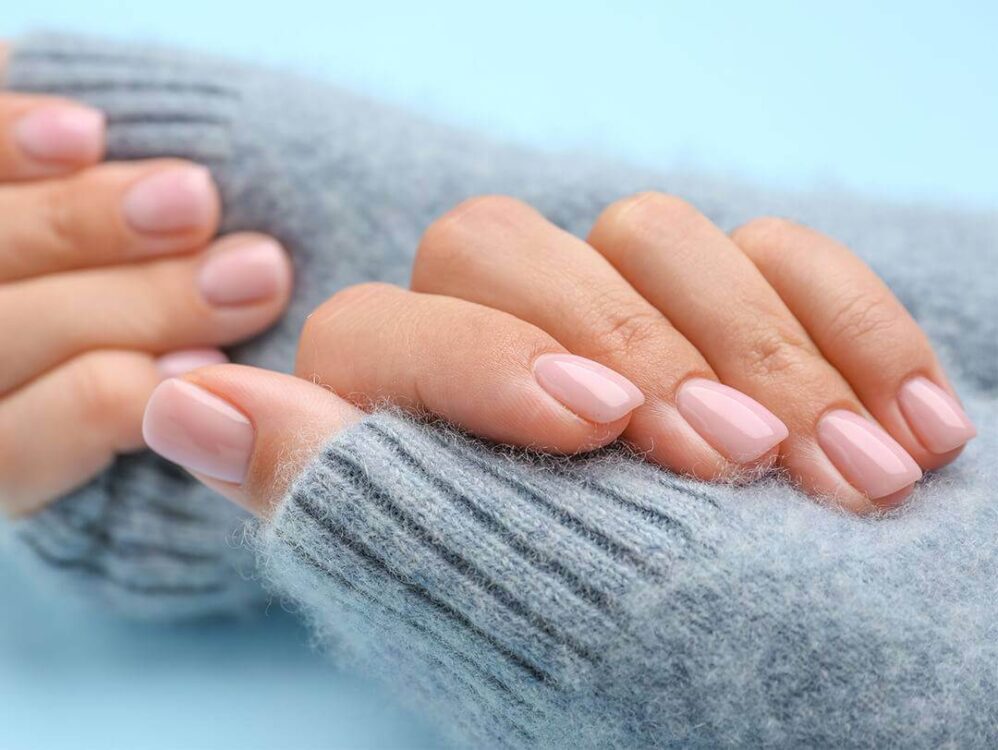 chọn nail màu nude phù hợp với các trang phục