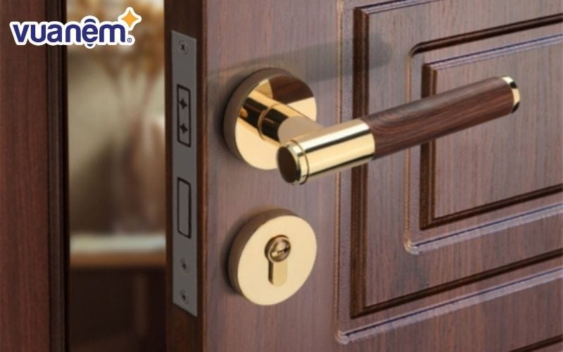 Chốt cửa phòng khi ngủ thả rông để đảm bảo quyền riêng tư bạn nhé