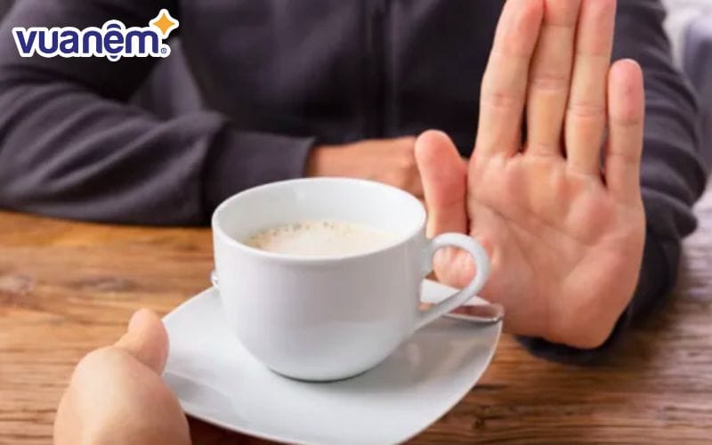 Bạn nên hạn chế dùng các thực phẩm có chứa caffeine để cải thiện giấc ngủ