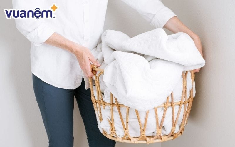 Chỉ cần khăn ướt bạn đã dễ dàng vệ sinh ga mà không cần giặt giũ
