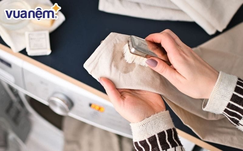 Giặt ga chống thấm bằng tay là lựa chọn an toàn