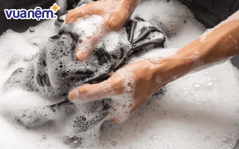 Giặt ruột gối bằng tay để nhẹ nhàng với bột giặt và giấm ăn