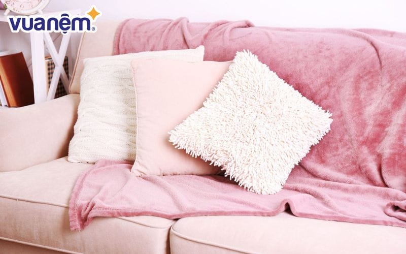 Không nên dùng thuốc tẩy để giặt gối sofa