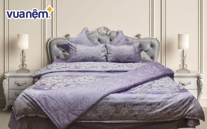 Họa tiết bắt mắt của bộ chăn ga gối Canada tơ tằm giúp không gian phòng sang trọng hơn