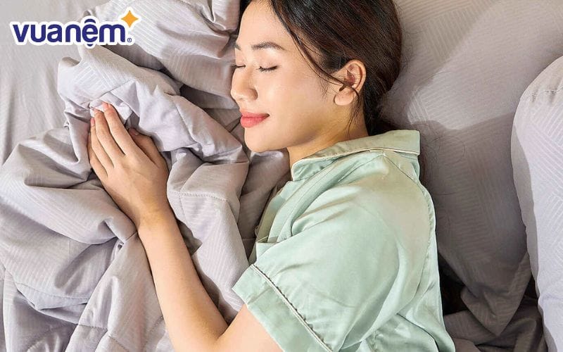 Nếu không gian phòng ngủ nhỏ hẹp, bạn nên lựa chọn chăn ga gối có họa tiết đơn giản