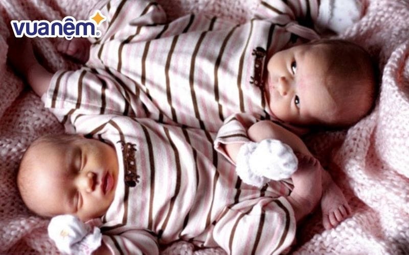 Không nên làm trẻ song sinh thức giấc giữa đêm