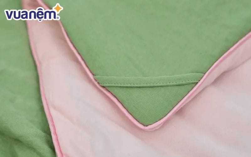 Làm phẳng ga giường trước khi gấp