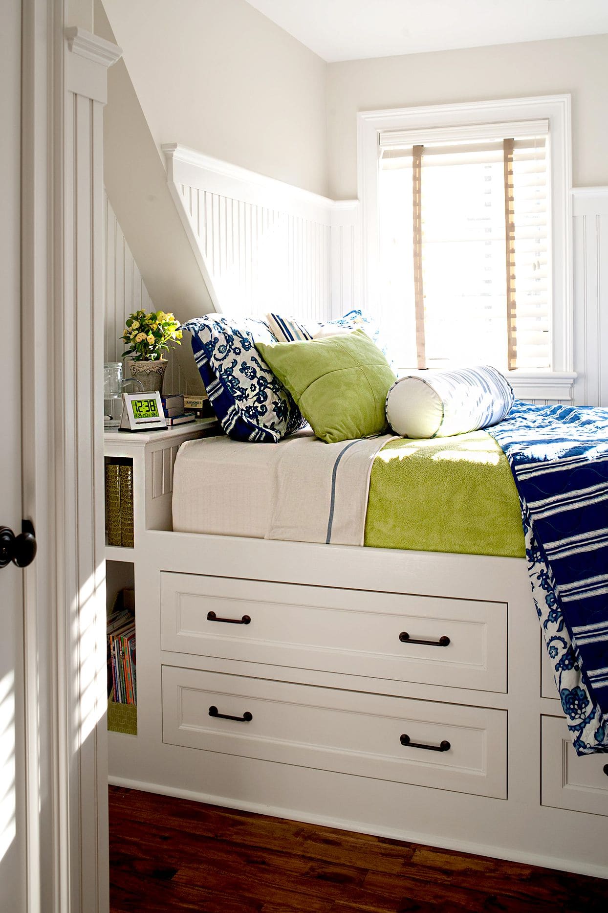 Lựa chọn chăn ga gối có màu sắc tương cho phòng ngủ nhỏ