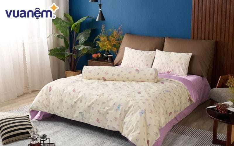 Các bộ chăn ga gối có hoa văn màu sắc quá rực rỡ thường kén chọn nội thất