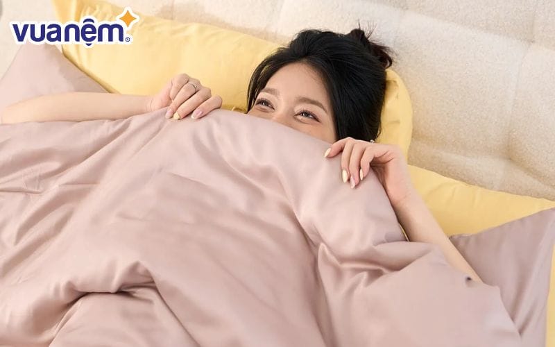 Cảm giác chạm tay vào sản phẩm chính là một trong những cách đánh giá chất lượng chăn ga gối mới