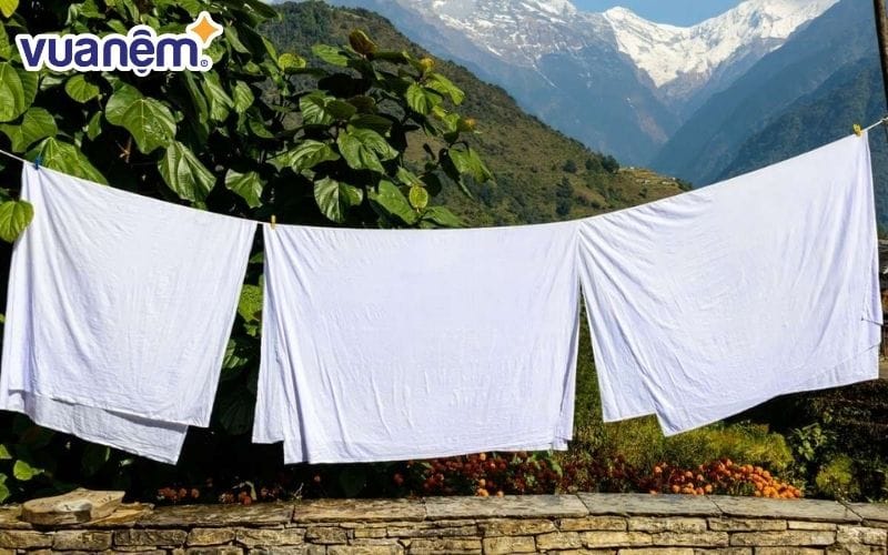 Nên treo ga chống thấm ở nơi thoáng mát và không ánh nắng trực tiếp.