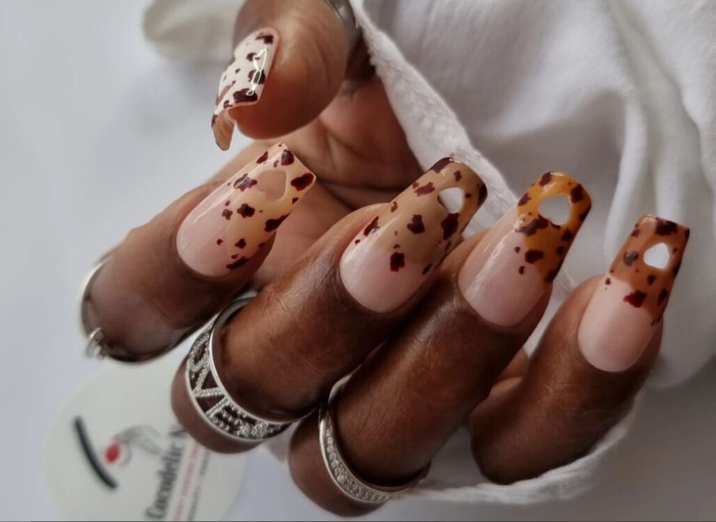 nail bò sữa ánh nâu kết hợp cùng họa tiết da báo